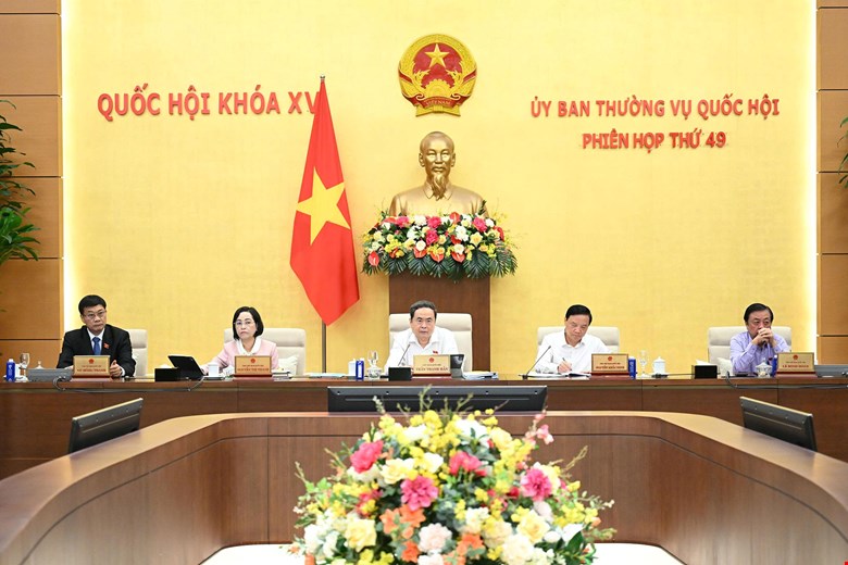 Uy ban Thuong vu Quoc hoi cho y kien ve du an Luat Vien chuc sua doi. Anh: Pham Thang. 