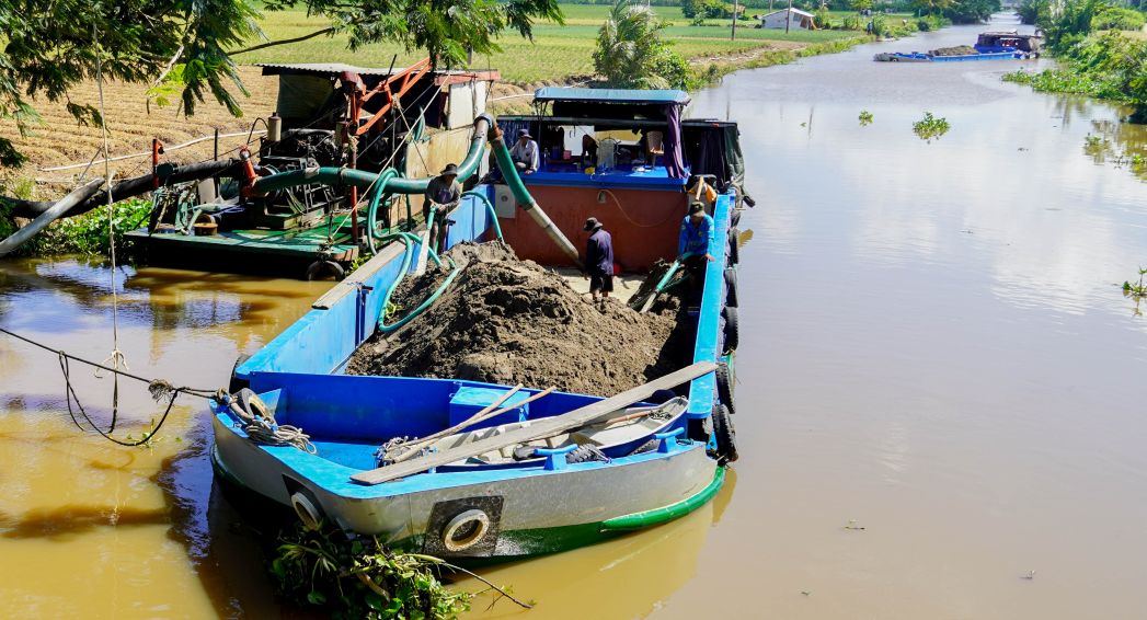 Cat duoc tap ket ve cong truong cao toc Chau Doc - Can Tho - Soc Trang tai goi thau so 10, du an thanh phan 4. Anh: Phuong Anh