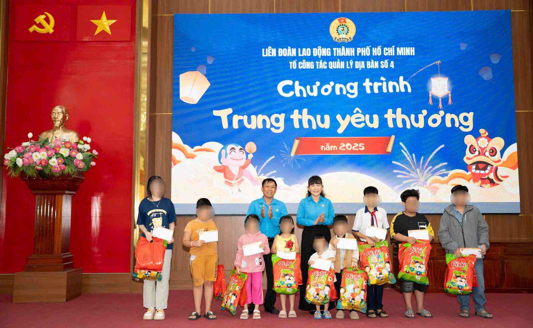 Nhung phan qua da khich le dong vien tinh than cac em. Anh: Cong doan cung cap