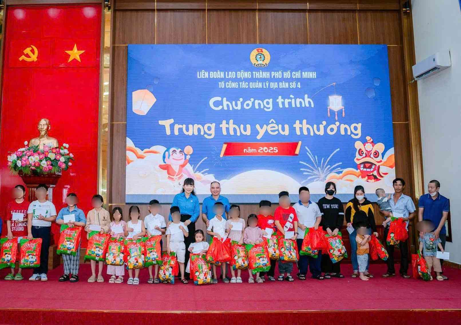 226 phan qua duoc trao tang cho con em cong nhan. Anh: Cong doan cung cap