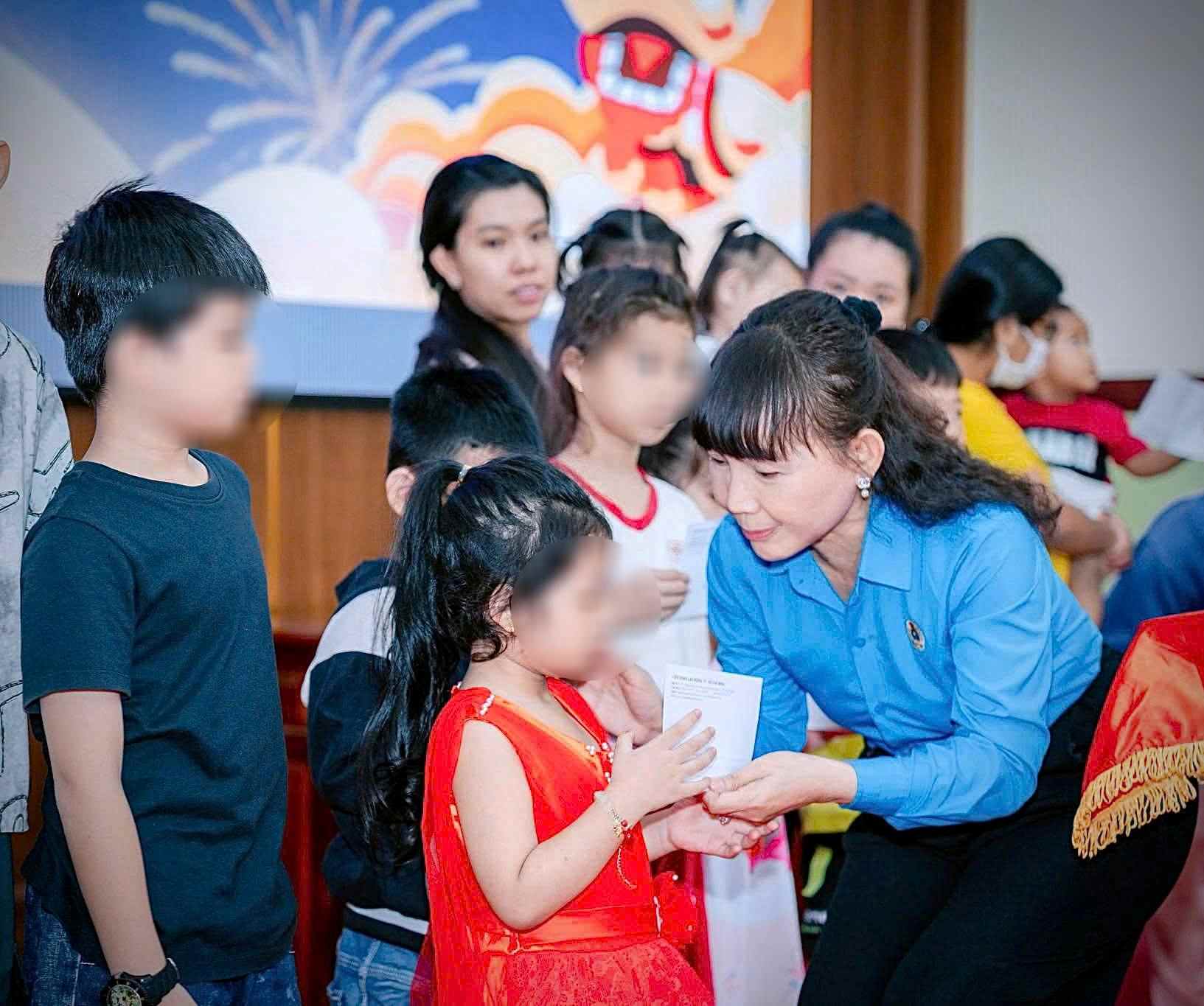 Le groupe de travail de gestion de la zone n° 4 - Federation du travail de Ho Chi Minh-Ville remet des cadeaux de Noël aux enfants en difficulte. Photo fournie par le syndicat