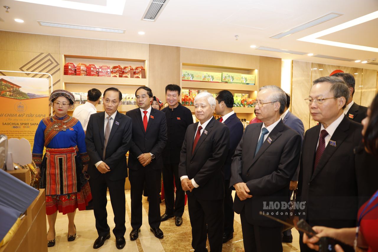 Cac dai bieu tham quan gian trung bay san pham dac trung cua tinh Lao Cai. Anh: Van Duc