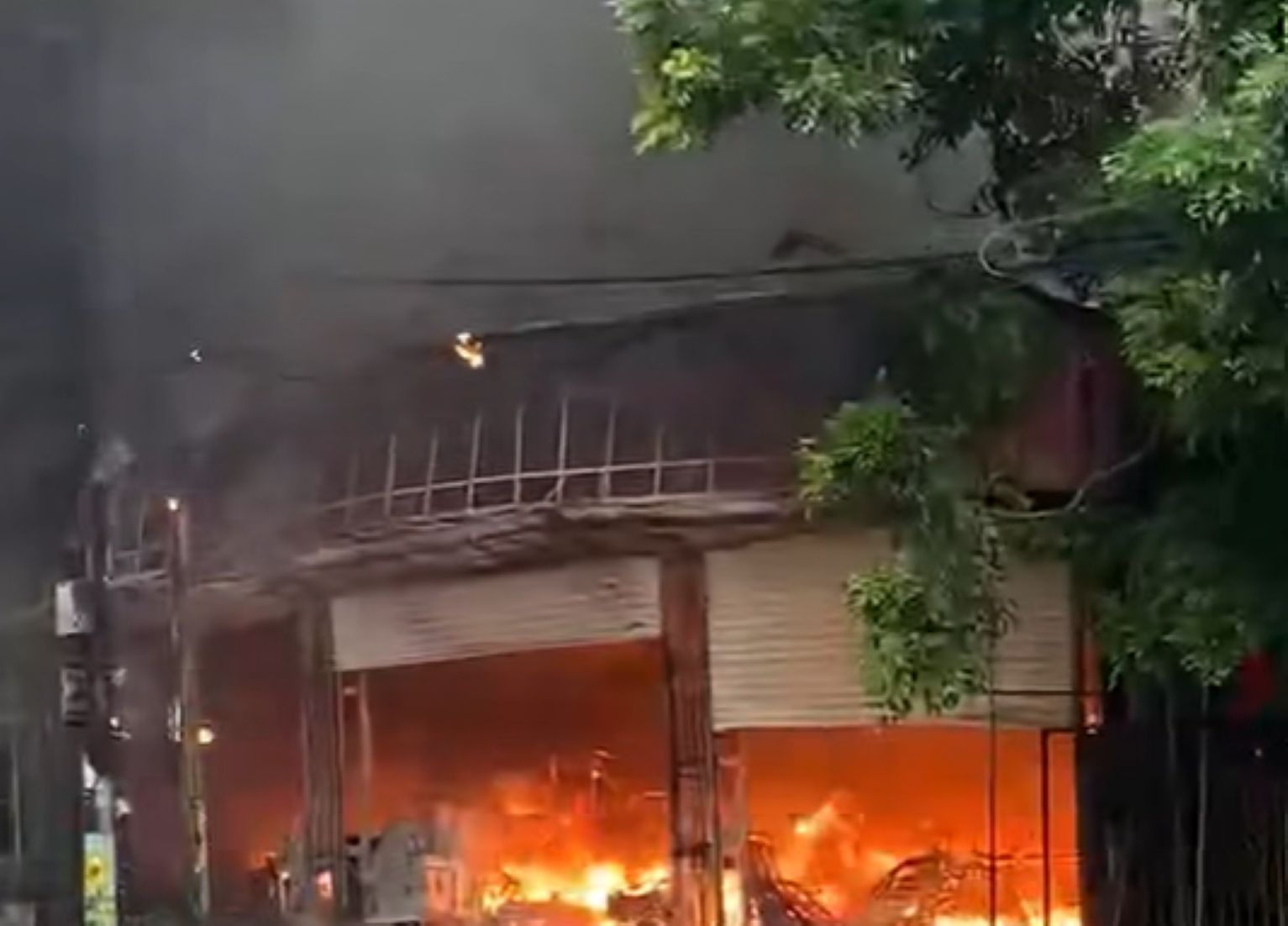 폭풍우 속에서 전기 합선으로 의심되는 서점이 전소되는 화재가 발생했습니다. 사진: Xuan Hung