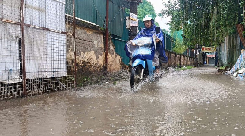 Mot so diem trong ngo 252 My Dinh ngap nuoc, nguoi dan di chuyen cham. Anh: Hai Danh