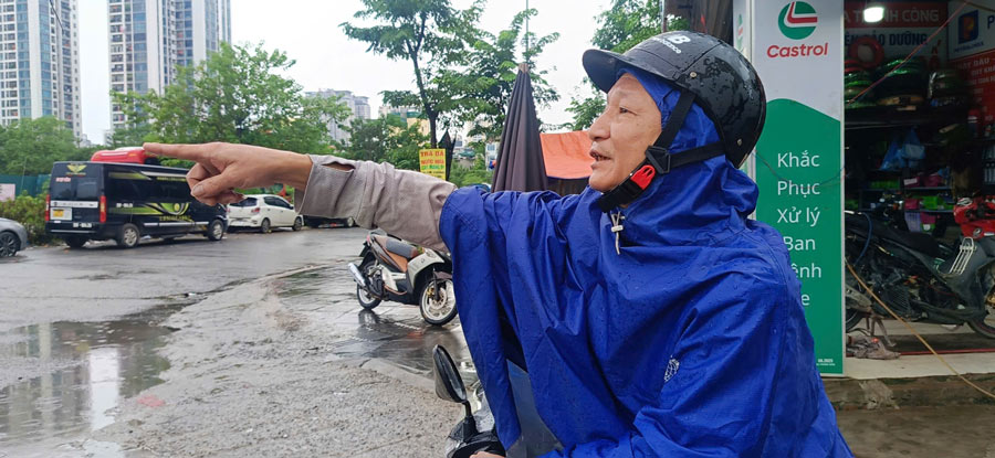 Bi chet may sau khi di chuyen qua mua ngap, ong Nguyen Minh (My Dinh) cho biet, xe tat may ngay giua doan nuoc sau khien ong phai dat bo. Day khong phai lan dau ong gap tinh huong nay moi khi di chuyen sau khi mua lon. Anh: Hai Danh
