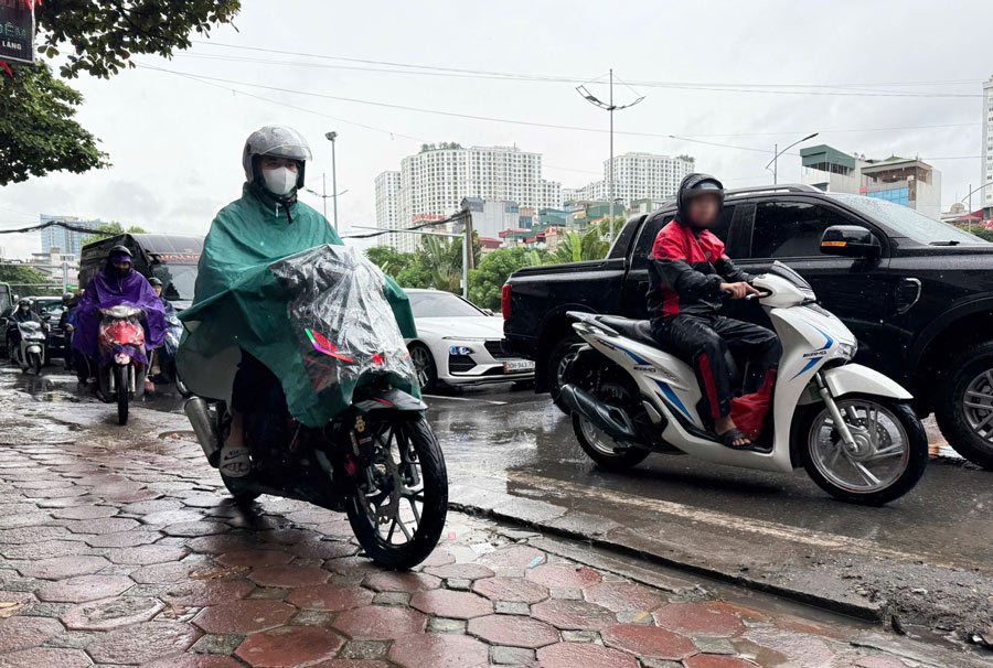 Un tac keo dai, nguoi dan di chuyen len ca via he. Anh: Huyen Trang