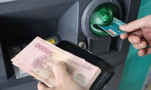 Người dân rút tiền lương hưu qua tài khoản cá nhân ở cây ATM. Ảnh: Hải Nguyễn