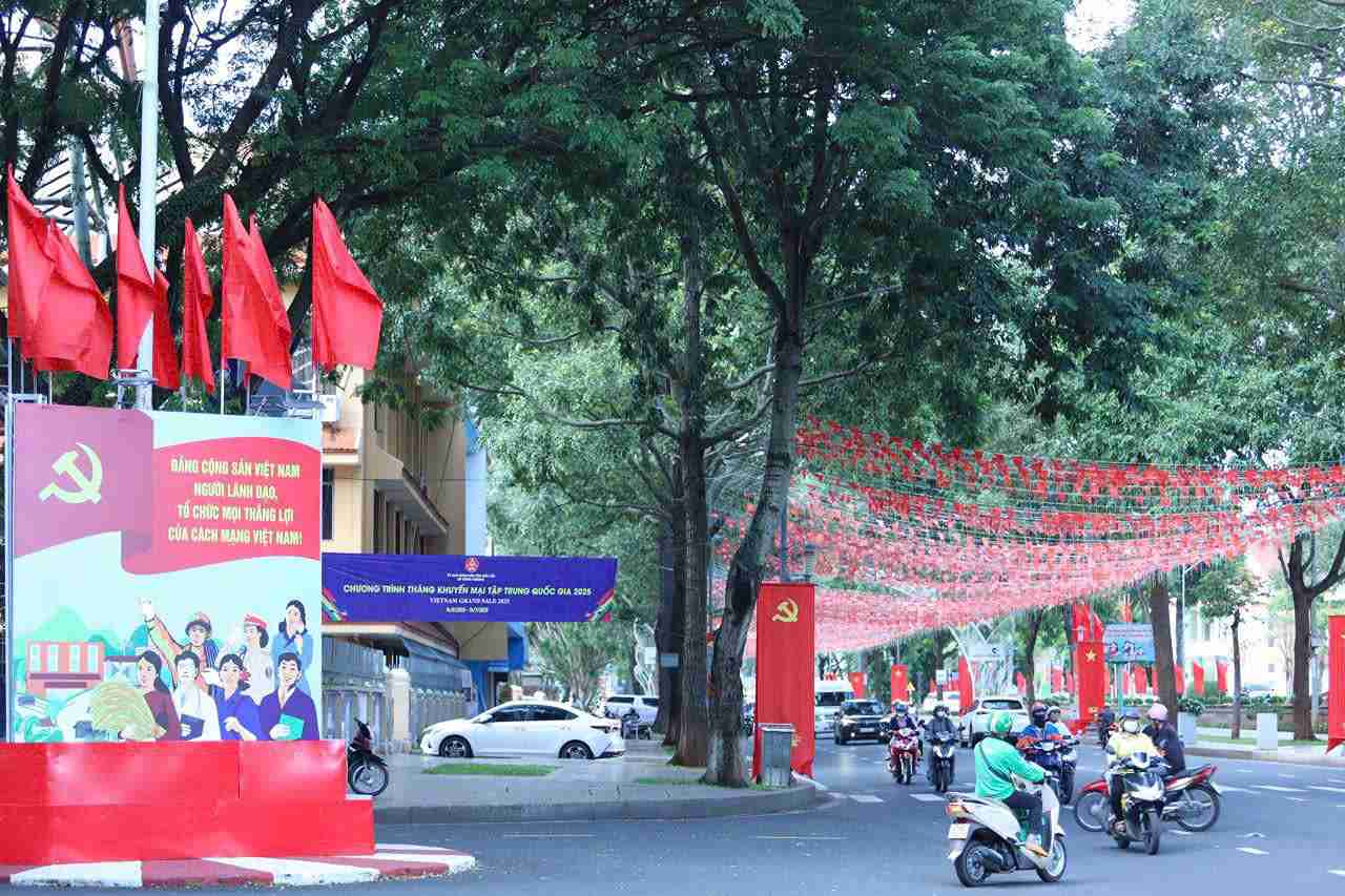 Cac tuyen pho trung tam tinh duoc trang tri bang ron, khau hieu chao mung Dai hoi. Anh: Bao Trun