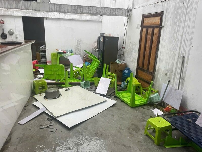 Ben trong mot can nha bi toc mai cua nguoi dan o thon Tan Xuan Lai, xa Quang Dien, Hue). Anh: Nguyen Luan