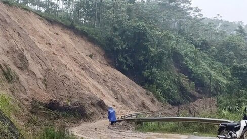 At km 46, provincial road 433, Tan Pheo commune, a landslide caused traffic congestion. Photo: Tan Pheo Commune People's Committee