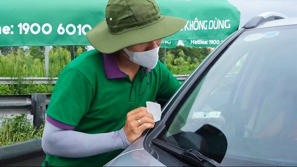 Cac chu xe phai chuyen doi tu tai khoan thu phi sang tai khoan giao thong co lien ket thanh toan khong dung tien mat de qua tram thu phi tu ngay 1.10.2025. Anh: LDO.