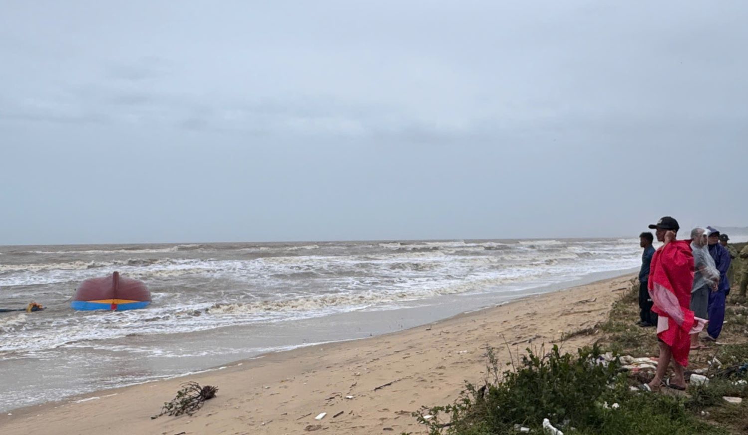 1 of the 2 fishing boats in distress was discovered drifting while searching for a capsized boat. Photo: Cong Sang