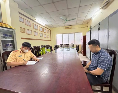 Công an Hà Nội triệu tập người đàn ông đi xe máy gây rối trật tự công cộng. Ảnh: CAHN