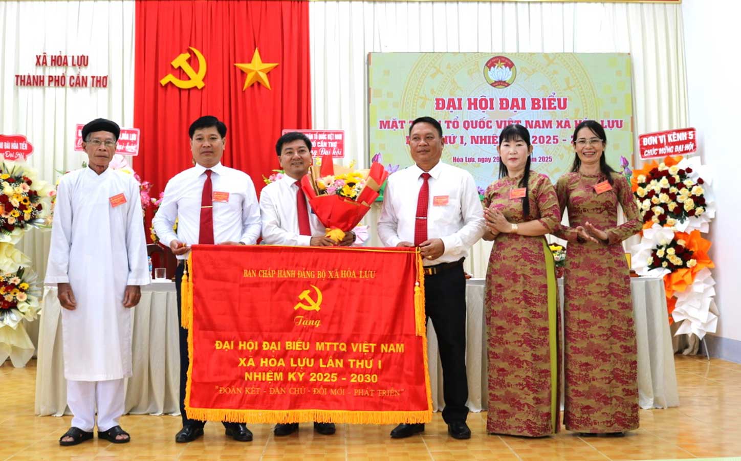 Ban Chap hanh Dang bo xa Hoa Luu tang buc truong cho Dai hoi. Anh: Uy ban MTTQ Viet Nam TP Can Tho