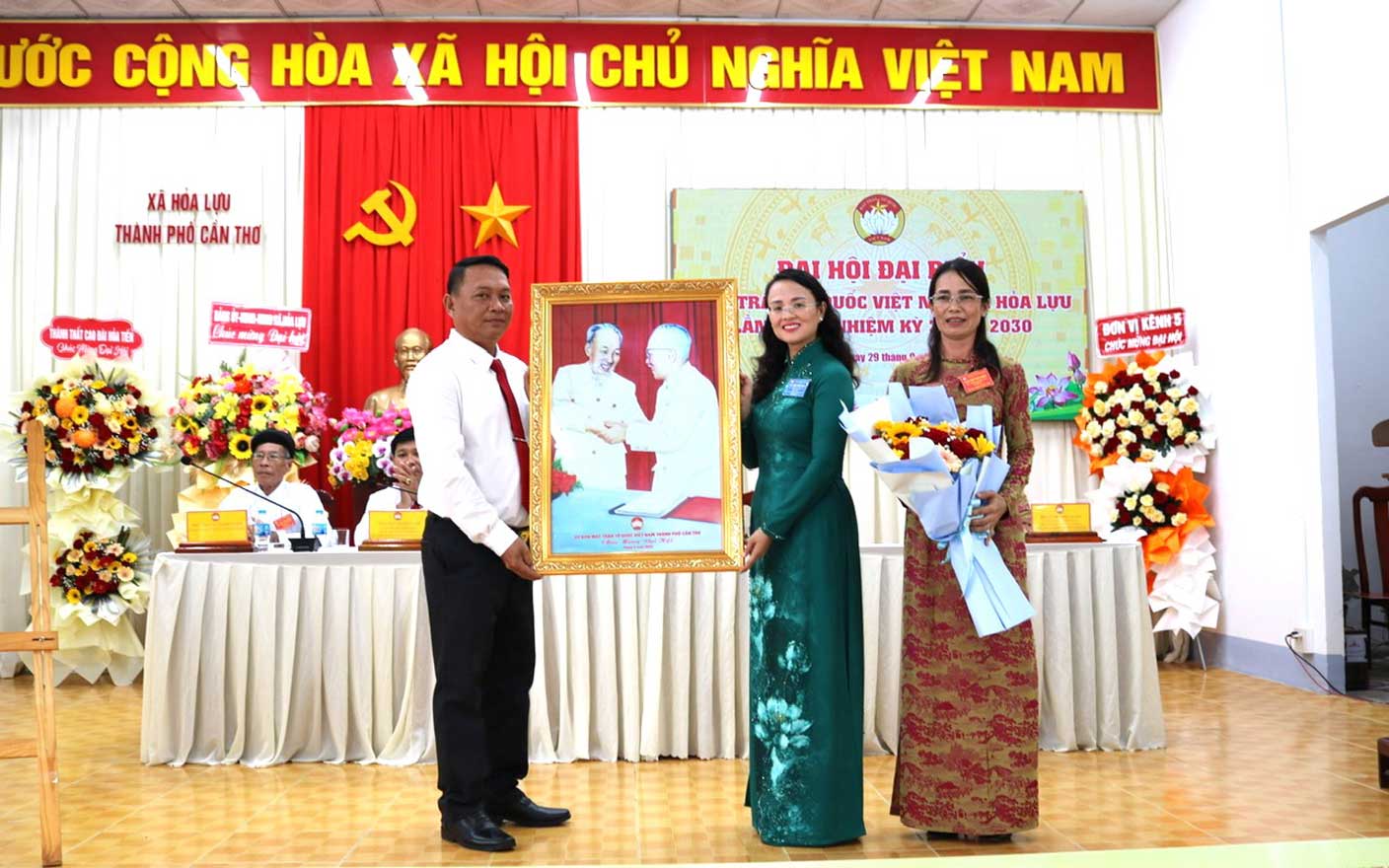 Uy ban Mat tran To quoc Viet Nam TP Can Tho tang tranh chuc mung Dai hoi. Anh: Uy ban MTTQ Viet Nam TP Can Tho
