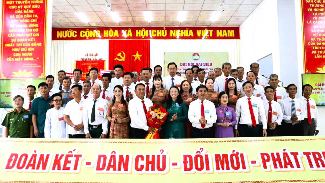 Cac dai bieu chup anh luu niem. Anh: Uy ban MTTQ Viet Nam TP Can Tho