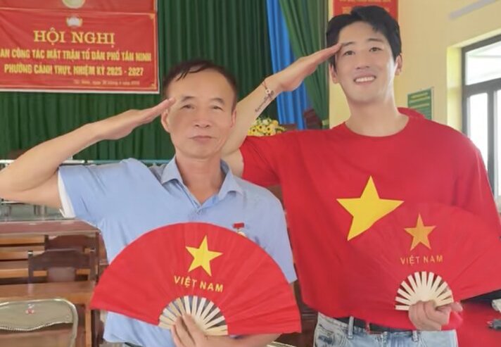 チョン・ジョンヒョク氏は、バクニンで特別な機会に100人以上のベトナム人退役軍人と話す機会を得ました。写真:チョン・ジョンヒョク