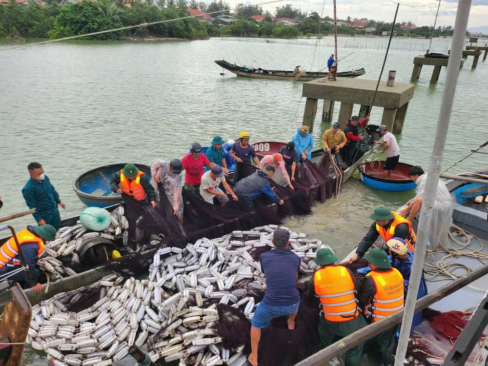 Apoyo a los barcos pesqueros de personas que se hundieron debido a la tormenta numero 10. Foto: Q. An.
