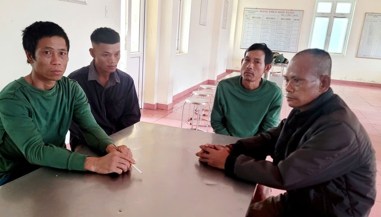 Ong Nguyen Trong Chi (ngoai cung ben phai) ke lai giay phut tau chim. Anh: Cong Sang