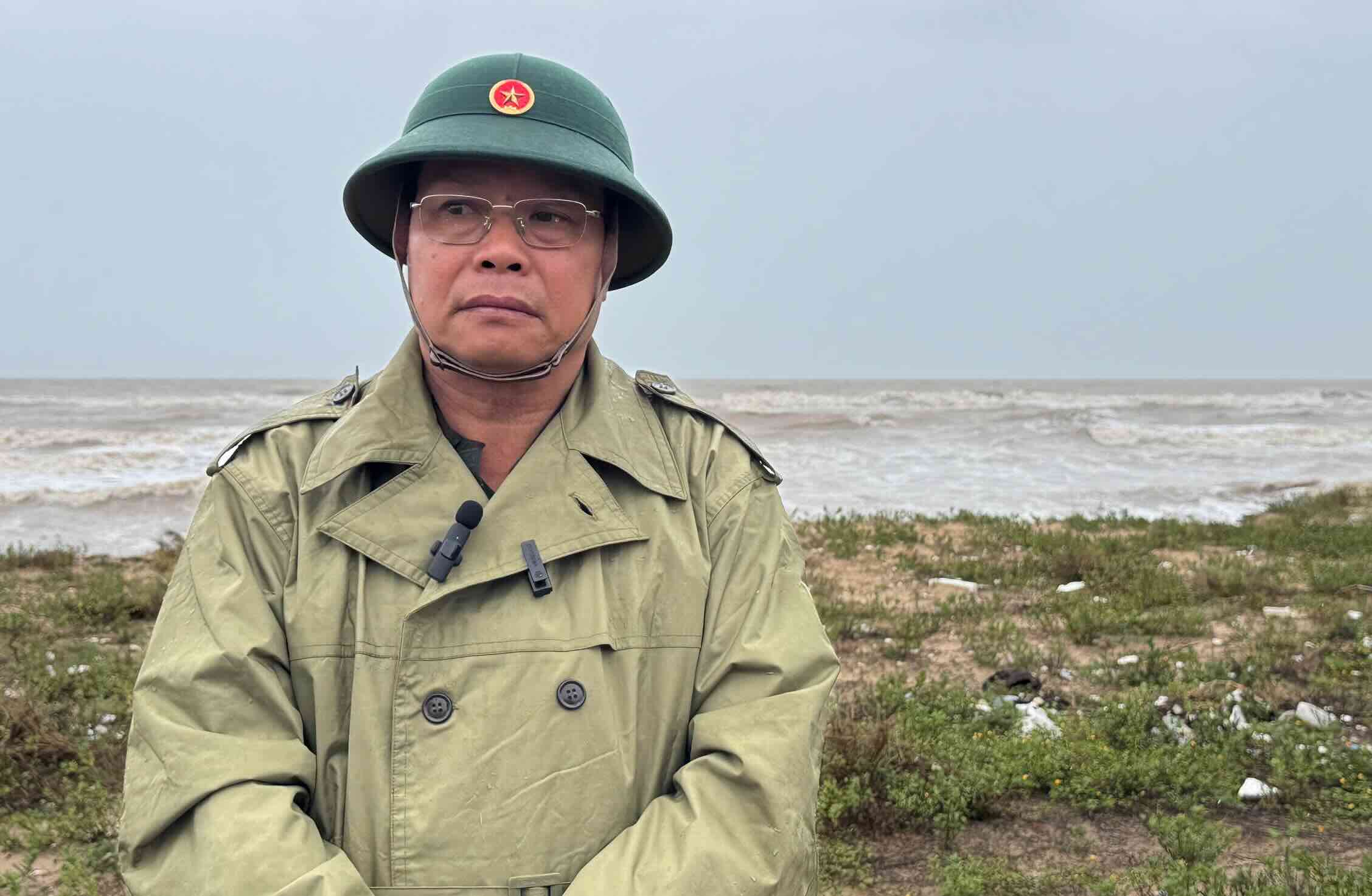Dai ta Ngo Nam Cuong, Pho Tu lenh Quan khu 4 co mat tai hien truong. Anh: Cong Sang