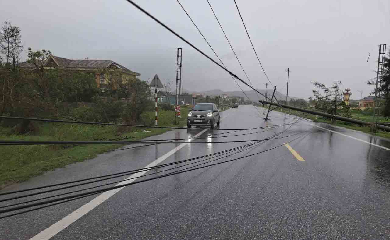 Sáng 29.9, ảnh hưởng bão số 10 khiến toàn tỉnh Hà Tĩnh mất điện. Trong ảnh là cột điện gãy đổ chắn ngang đường ven biển Hà Tĩnh đoạn qua xã Lộc Hà gây ách tắc giao thông. Ảnh: Trần Tuấn.