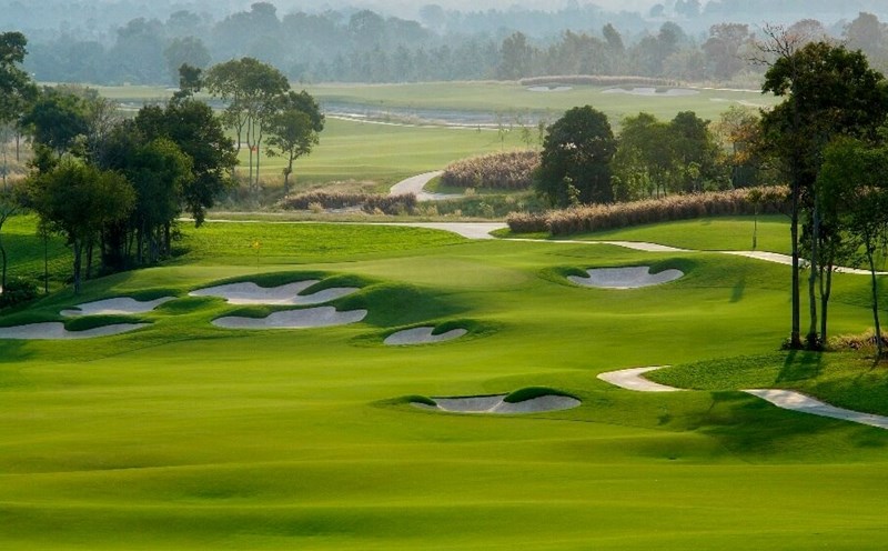 Sky Lake Resort & Golf Club Golf Course located in Van Son Lake, Chuong My, Hanoi has 36 holes and a world-class golf course. The stadium is divided into 2 areas: Sky and Lake, designed by Korean architect Ahn Moon Hwan. As part of a high-class resort complex, the golf course offers luxurious and classy experiences to serve the needs of tourists not only in the capital but also international visitors.