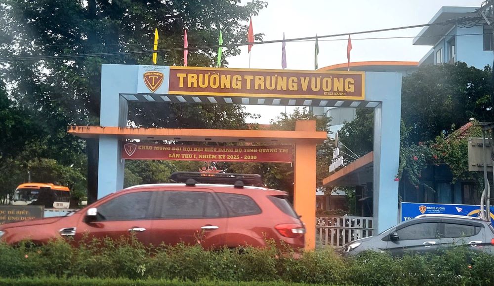 Al darse cuenta de que la tormenta numero 10 habia afectado a otras areas la escuela secundaria Trung Vuong dio la bienvenida a los estudiantes de regreso a la escuela desde la mañana del 29 de septiembre. Foto: Hung Tho