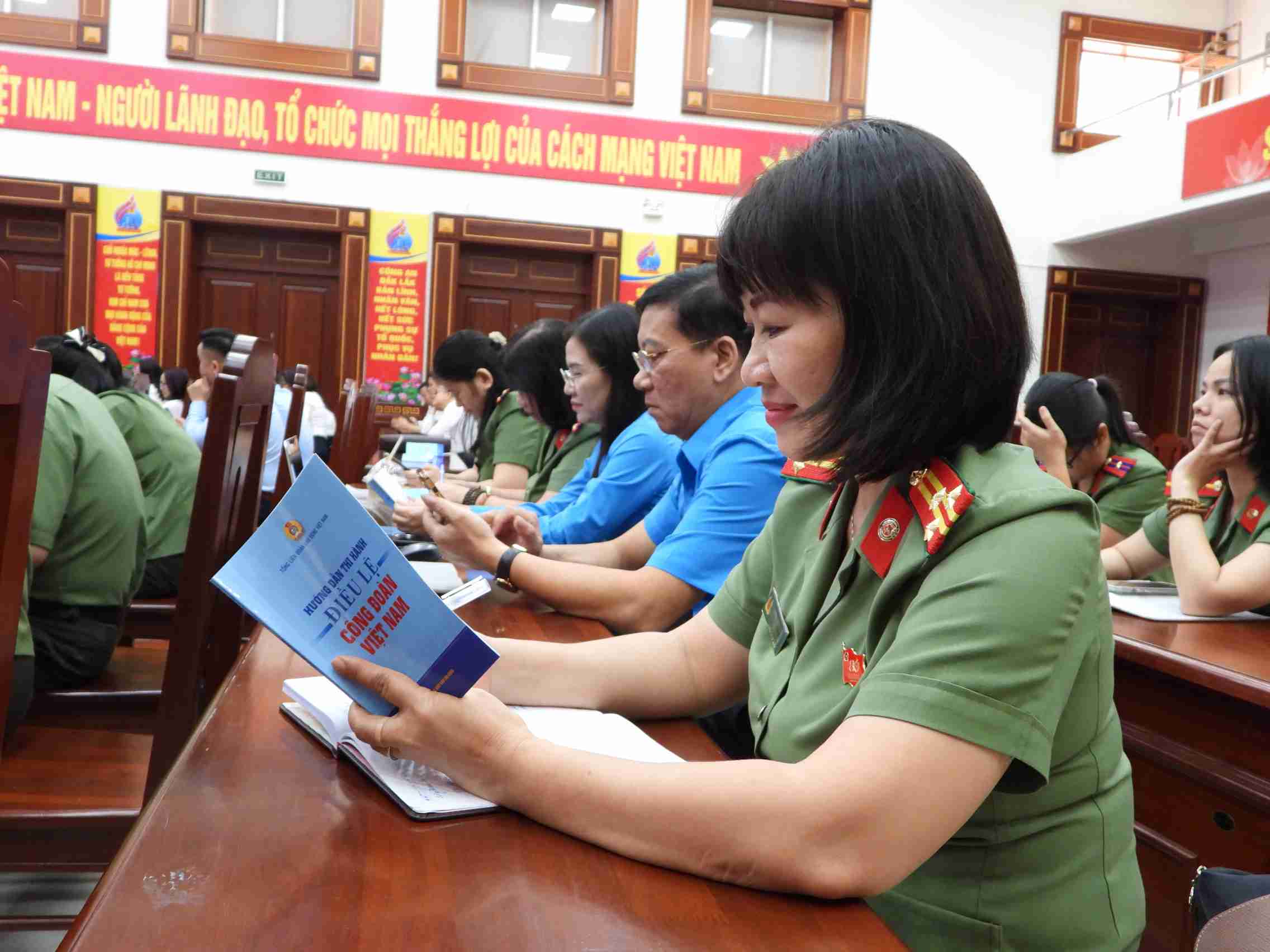 Cac dai bieu nghien cuu tai lieu. Anh: Bao Trung