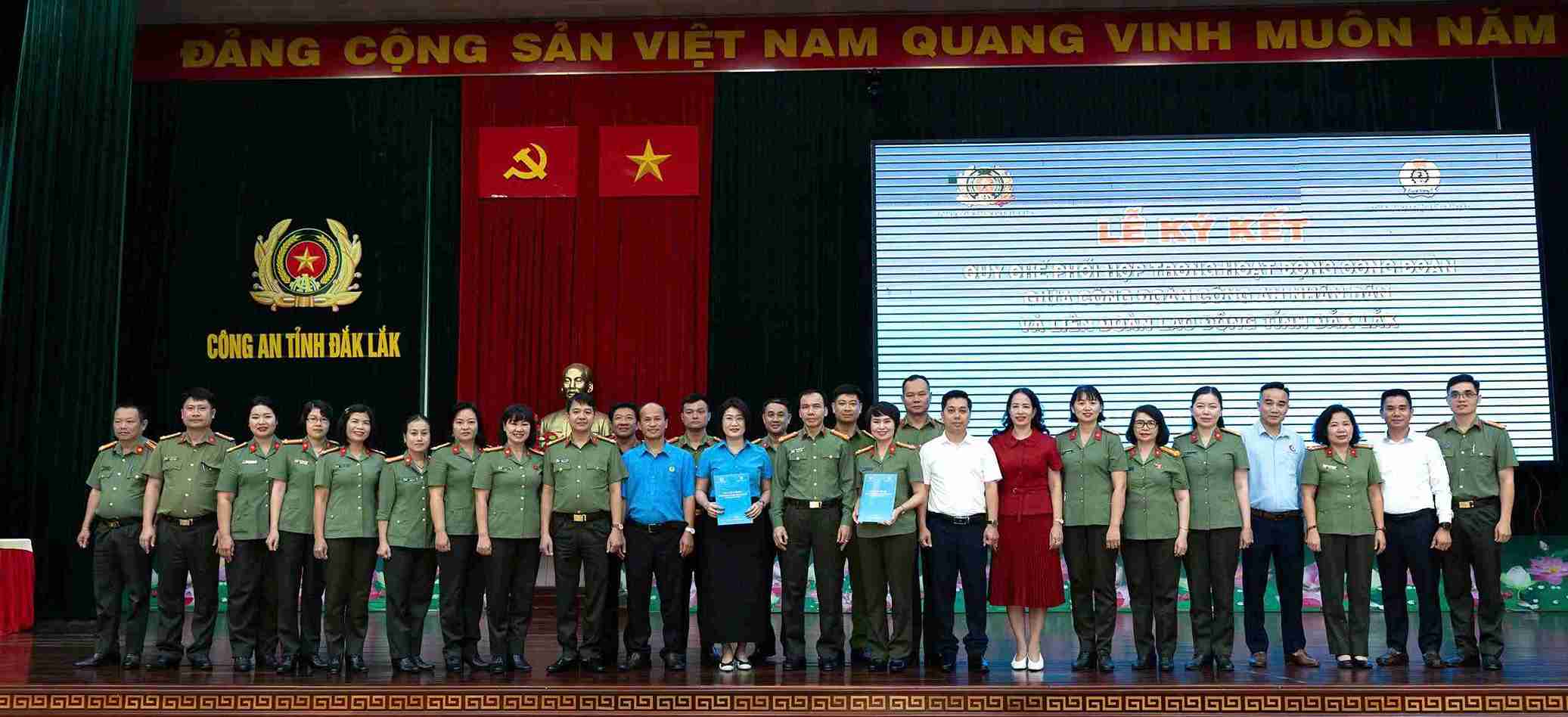 The People's Public Security Trade Union and the Dak Lak Provincial Labor Federation have signed a coordination regulations in trade union activities. Photo: Bao Trung