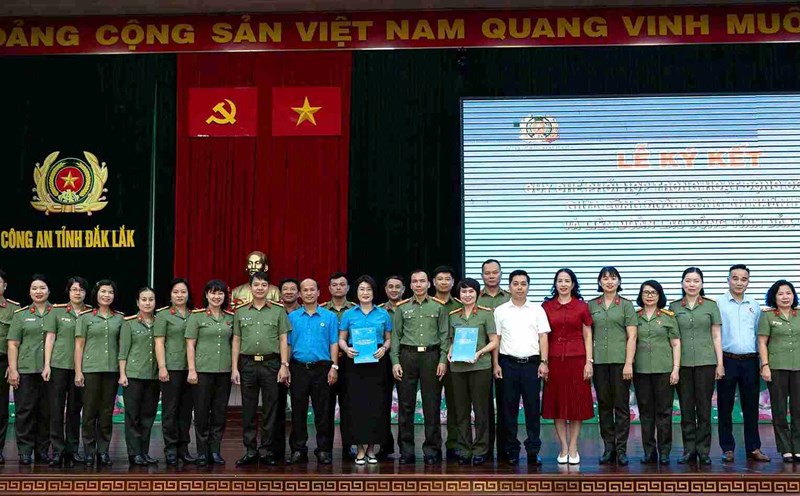 The People's Public Security Trade Union and the Dak Lak Provincial Labor Federation have signed a coordination regulations in trade union activities. Photo: Bao Trung