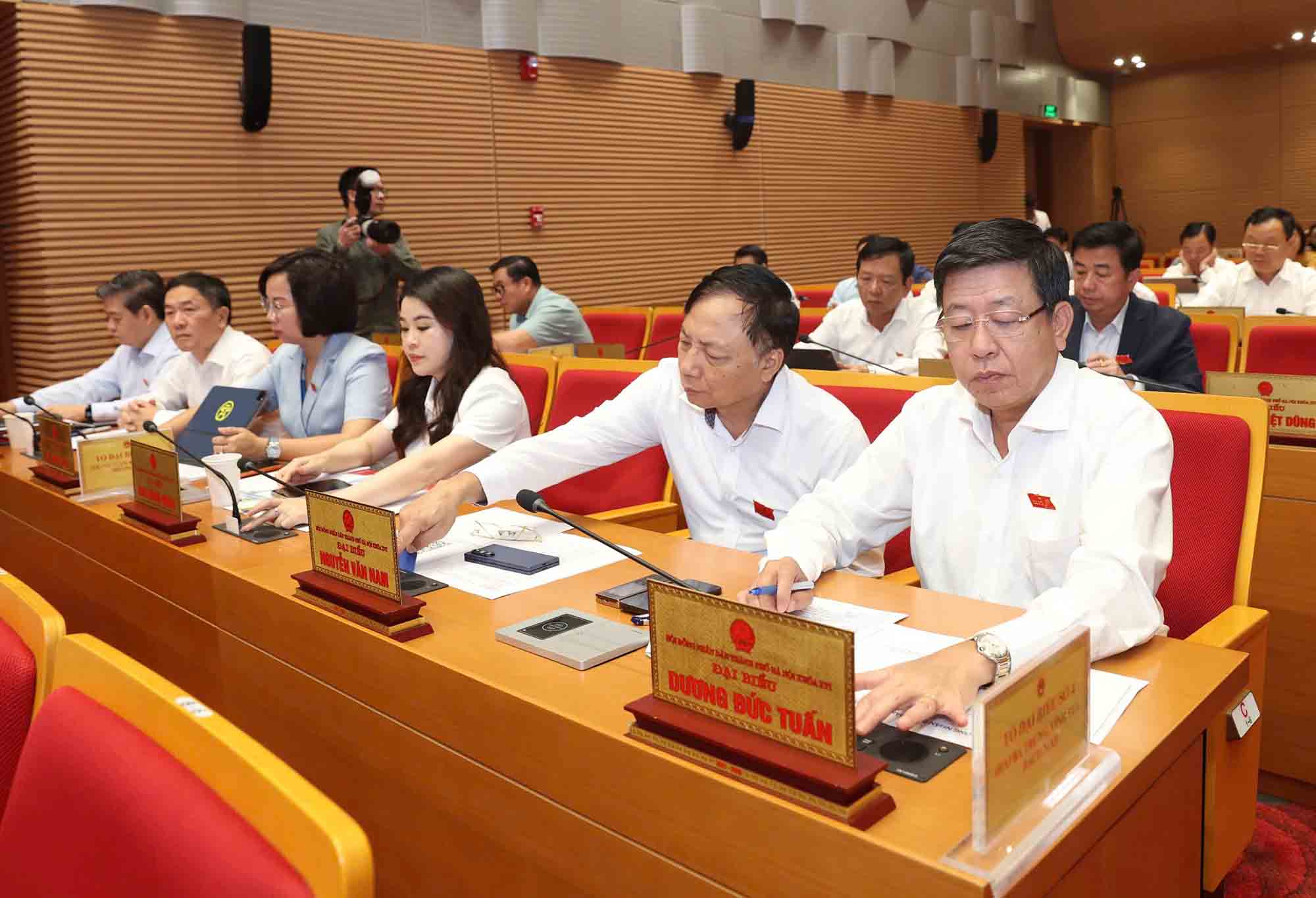 Delegates of the Hanoi People's Council pressed the button to approve the Resolution. Photo: Hanoi People's Council