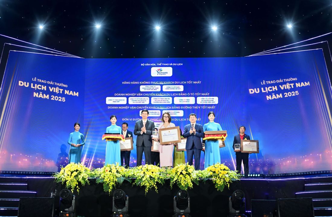 Ba Nguyen Ngoc Thuy Linh – Pho Tong Giam doc Van hanh Xanh SM dai dien doanh nghiep nhan giai. Anh: Xanh SM  