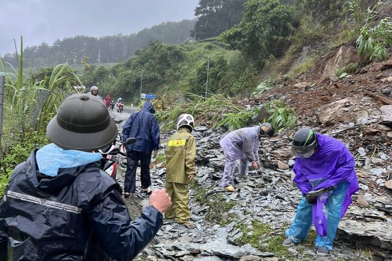 Fortes pluies provoquent des glissements de terrain et des embouteillages sur la section traversant le village de Bo Nhang 1 commune de Van Ho province de Son La. Photo : Truong Son