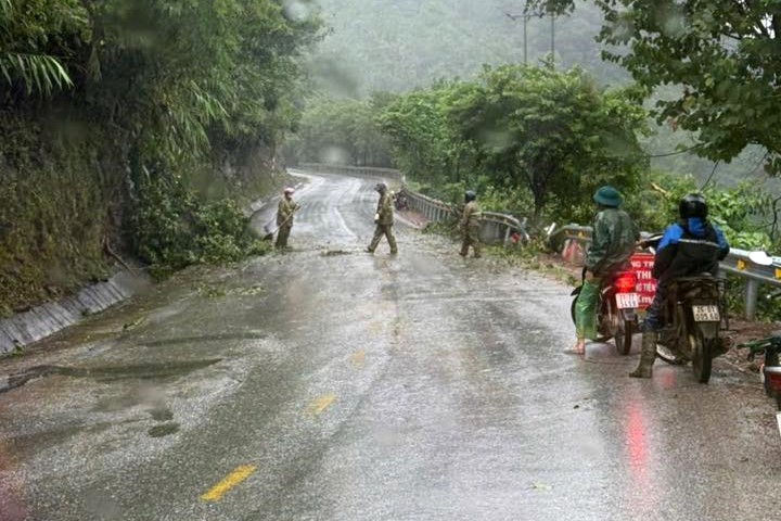 Luc luong chuc nang don dep cay coi gay do chan ngang duong khu vuc Deo Ban, xa Phu Yen. Anh: Truong Son