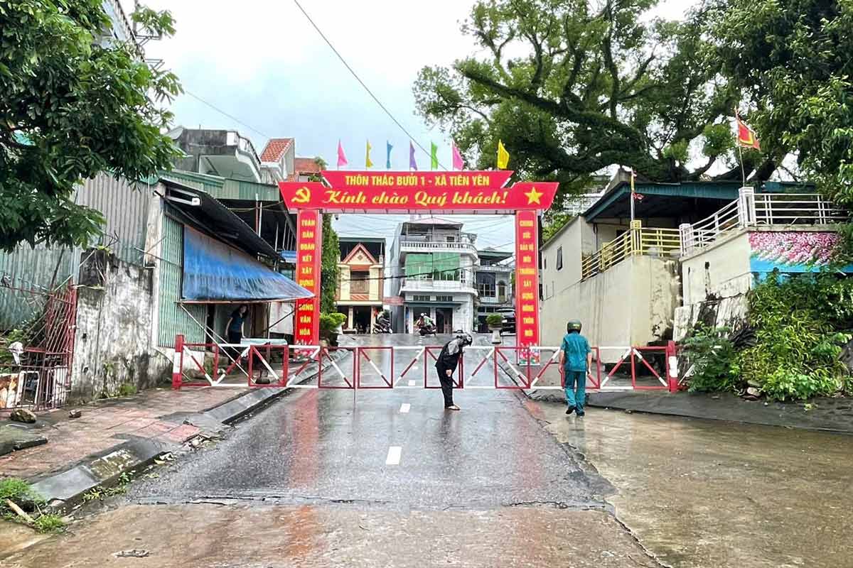 Co quan chuc nang dung hang rao canh bao nguoi va phuong tien khong qua ngam tran Tien Yen, tinh Quang Ninh. Anh: Cong TTDT Tien Yen
