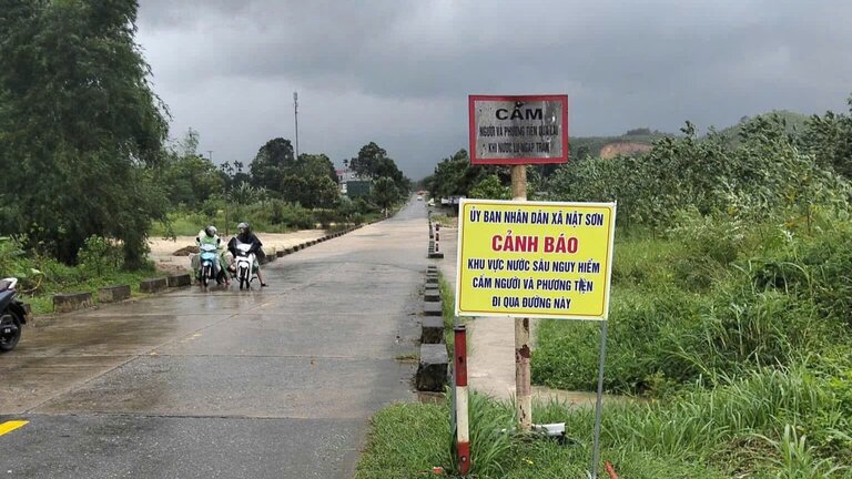 The government of nat Son commune (Phu Tho province) has put up flood warning signs at deeply flooded areas, preventing people and vehicles from moving through. Photo: Tat Son Commune People's Committee