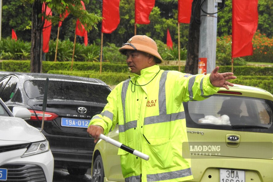 Luc luong Canh sat giao thong phan luong tai khu vuc Nha van hoa nghe thuat tinh Phu Tho. Anh: To Cong.