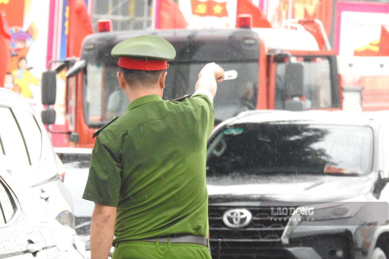 Aguilas azules sumergidas en el sudor durante el dia en que el Comite del Partido Provincial de Phu Tho llevo a cabo la sesion preparatoria. Foto: To Cong.