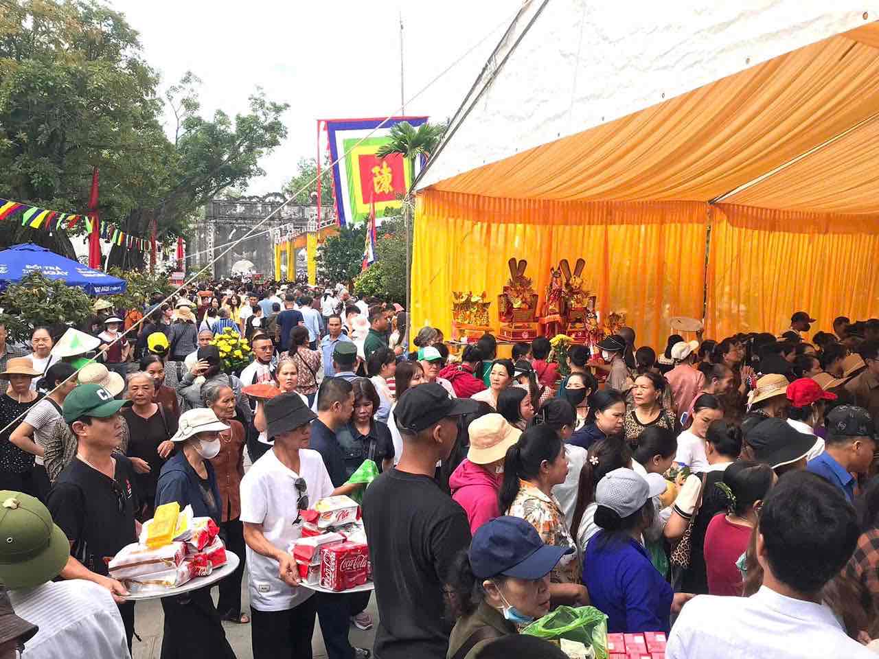 Hang van du khach do ve Di san the gioi Con Son - Kiep Bac trong dip le hoi mua thu. Anh: Ban To chuc