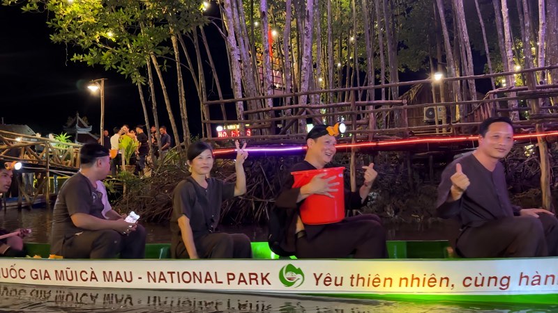 Du khach deo den pin, ngoi ghe theo nguoi dan Dat Mui di bat ba khia ban dem. Anh: Ly Linh