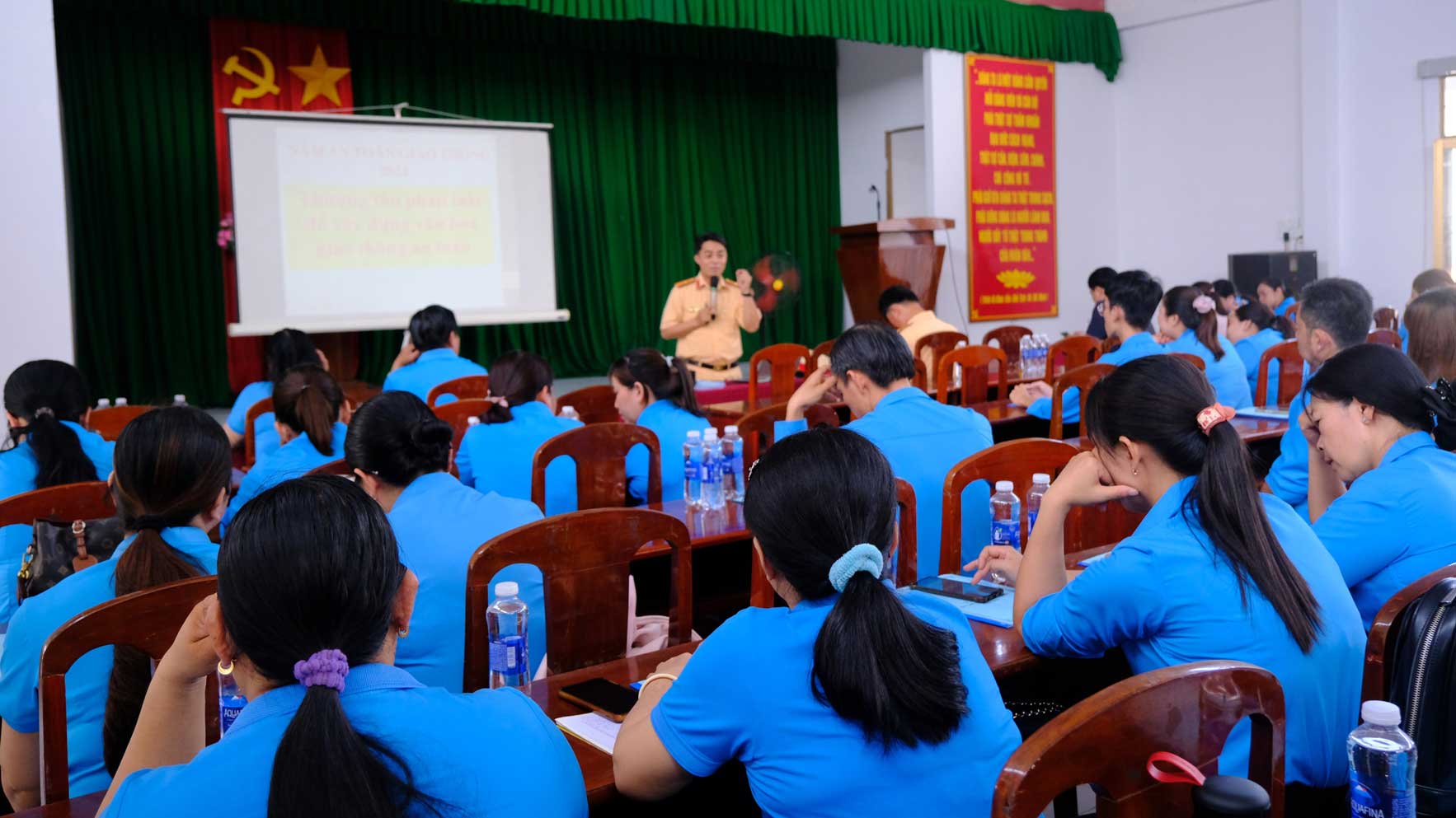 Le Comite populaire de la ville de Can Tho vient de publier une decision sur la creation d'un comite d'organisation du concours en ligne 'Connaissance de la loi 2025'. Photo : Han Nghien