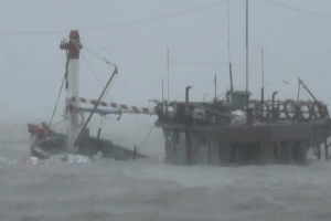 Hue City Border Guard salvages fishing boat sunk in storm No. 10. Photo: Q.An