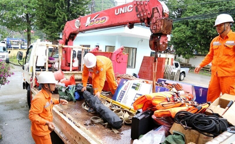 Lang Son Power Company deployed to support Nghe An in repairing the power grid after storm No. 10. Photo: Tri Dung