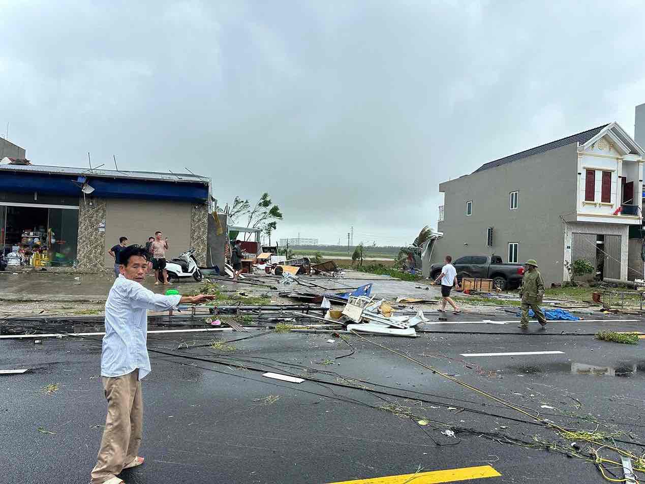Mai ton bi loc xoay thoi bay, roi vung vai khap khu vuc dan cu. Anh: Cuu ho xa Thai Thuy
