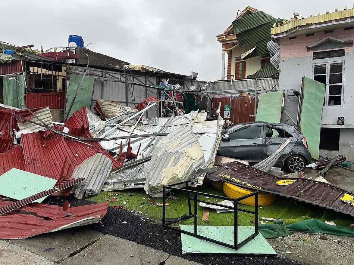 The tornado in Hung Yen deformed many houses. Photo: Thai Thuy Commune Rescue