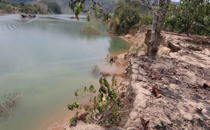 A location of the Krong No river through Nam Ka commune was seriously eroded. Photo: Hoang Tuyet