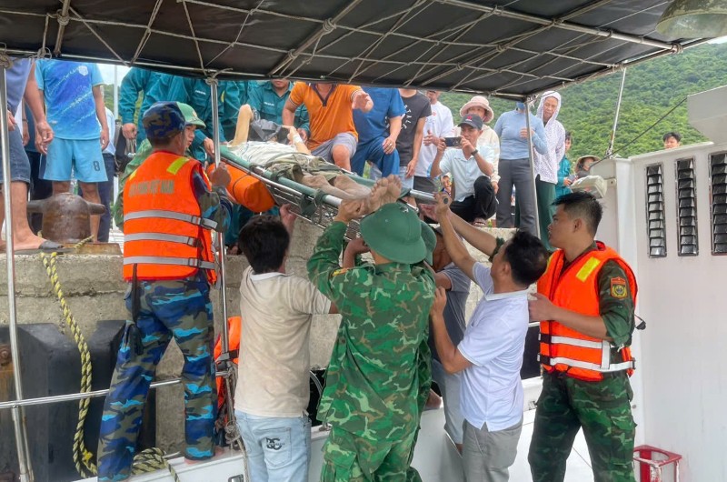 Bien phong Da Nang ung cuu 2 benh nhan nghi tai bien, xuat huyet tieu hoa tren dao Cu Lao Cham. Anh: Bien phong Da Nang