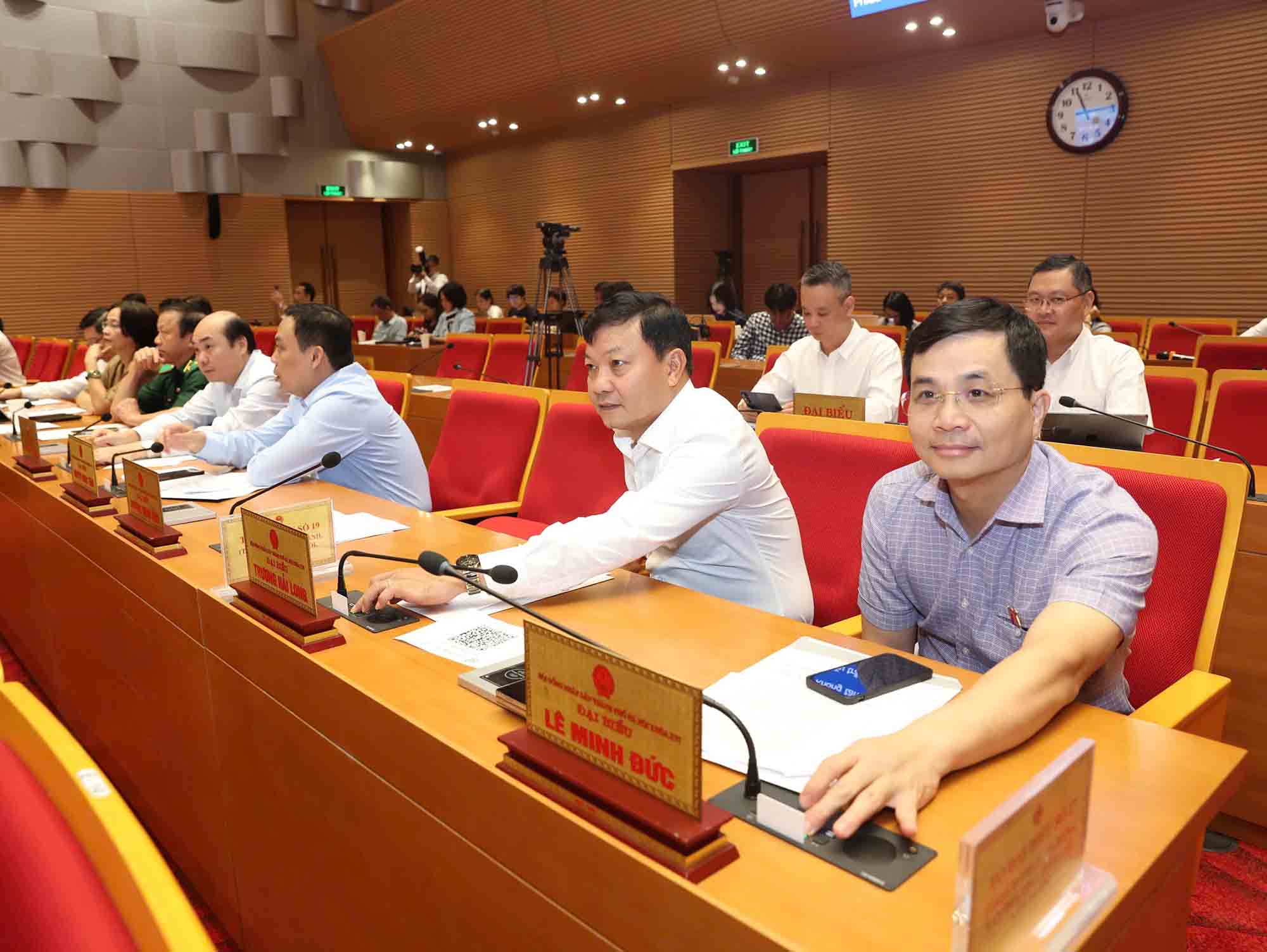 Delegates of the Hanoi People's Council pressed the button to approve the Resolution. Photo: Viet Thanh
