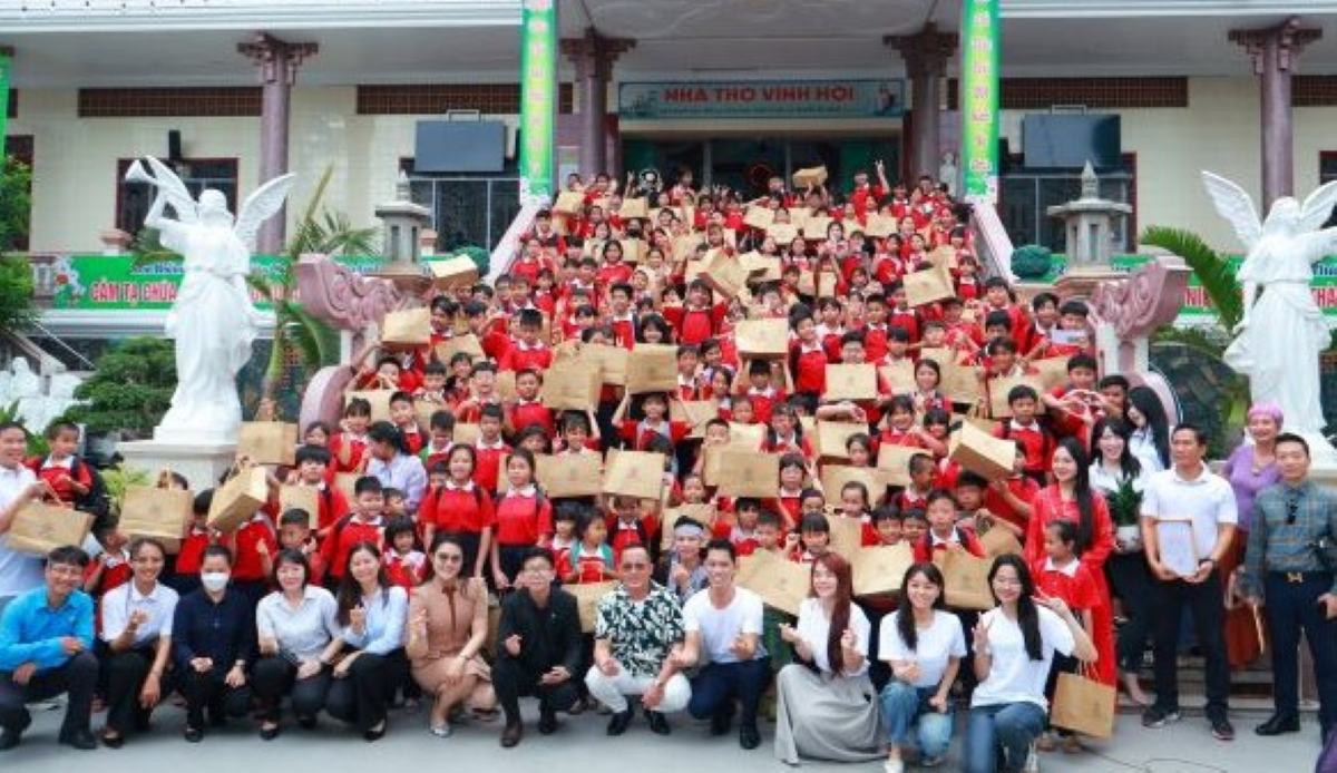 Les eleves sont pris en charge pour le Tet Trung thu. Photo fournie par le Front de la Patrie du Vietnam quartier de Khanh Hoi