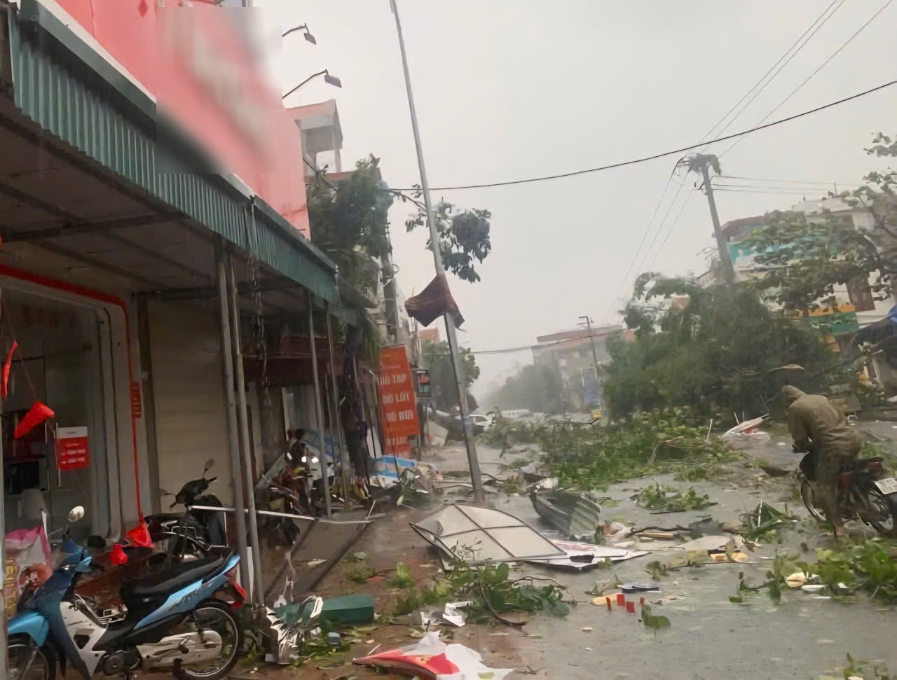 Storms and tornadoes have caused severe damage to people and property in Ninh Binh. Photo: Dieu Anh